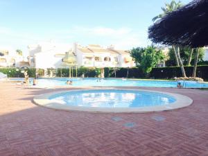 Bazén v ubytovaní Bonita casa en urbanización privada muy cerca del mar y de Alicante alebo v jeho blízkosti