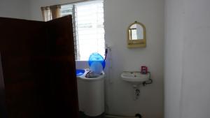 TugbonganJSB Residences Cebu A-flat的带马桶和水槽的浴室