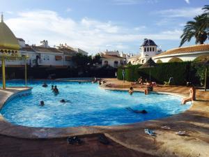 Bazén v ubytovaní Bonita casa en urbanización privada muy cerca del mar y de Alicante alebo v jeho blízkosti