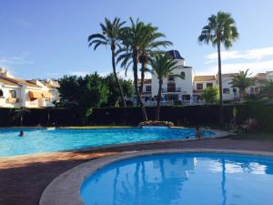 Bazén v ubytovaní Bonita casa en urbanización privada muy cerca del mar y de Alicante alebo v jeho blízkosti