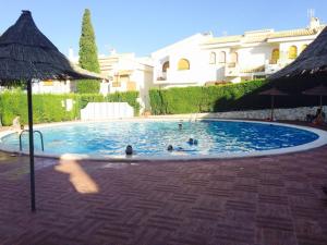 Bazén v ubytovaní Bonita casa en urbanización privada muy cerca del mar y de Alicante alebo v jeho blízkosti