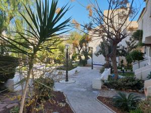 Vonkajšia záhrada v ubytovaní Bonita casa en urbanización privada muy cerca del mar y de Alicante