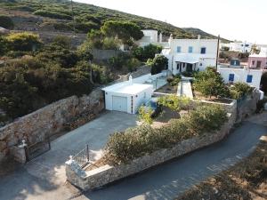 widok z góry na dom ze ścianą w obiekcie Drymonas Heights Kythira Traditional Volto w mieście Kithira