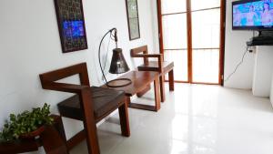 een kamer met een tafel en stoelen en een televisie bij JSB Residences Cebu B-flat in Consolation