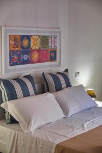 um quarto com duas camas e um quadro na parede em Apartment Papyri em Palermo