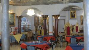Reštaurácia alebo iné gastronomické zariadenie v ubytovaní Hotel Chopin