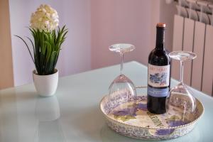 Una botella de vino y dos copas en una mesa. en Apartment Papyri, en Palermo