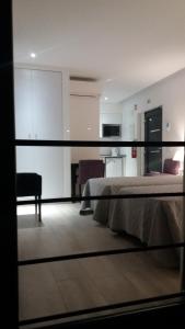 a room with two beds and a kitchen and a living room at Casa Rio da Prata in Aldeia do Meco