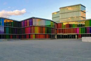 un edificio con una fachada colorida en Hostal Prada Borges en León