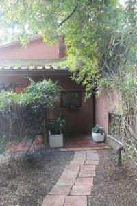een huis met twee potplanten ervoor bij La Casa di Ornella in Rome