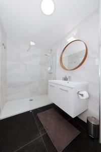 Vonios kambarys apgyvendinimo įstaigoje Stunning Sea View Apartment