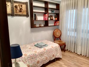 um quarto com uma mesa, uma cadeira e um espelho em Apartamento Centro y Playa em Gijón