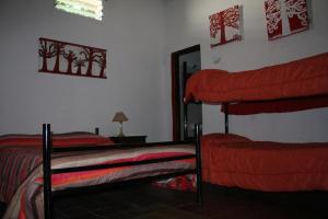 Palanda nebo palandy na pokoji v ubytování Andamundos Hostel
