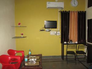 TV a/nebo společenská místnost v ubytování Om Shanti Guest House