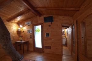 um quarto de madeira com uma porta e uma janela em Casa sull'albero Bocchineri em Rogliano