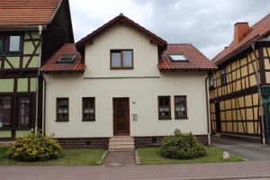 Benshausen的住宿－Ferienwohnung Schwarz，白色房子,有棕色的屋顶