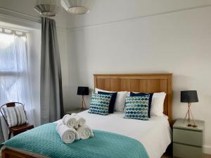 מיטה או מיטות בחדר ב-Waves End, St Ives, Hot tub and Parking