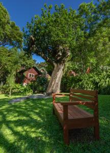 Um jardim em Hotel Fioreze Chalés
