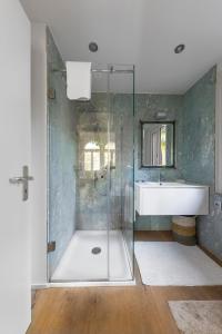 y baño con ducha acristalada y lavamanos. en Romantic Bijou en Lugano