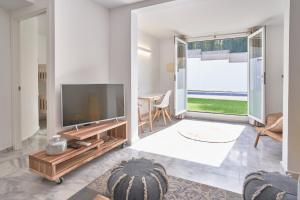 salon z telewizorem i stołem w obiekcie Casa Bianca w mieście Cala Vadella
