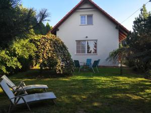 a house with chairs and a table in the yard at Willa Elżbieta in Kraków