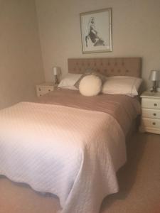 um quarto com uma cama grande e duas mesas de cabeceira em 11 Callow Crescent em Minsterley