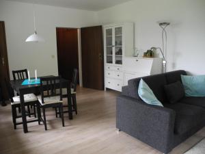 salon z kanapą i stołem w obiekcie Apartment Stubnerkogelblick w mieście Bad Hofgastein