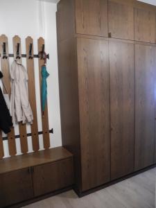 Pokój z drewnianą szafką i wieszakiem na narty w obiekcie Apartment Stubnerkogelblick w mieście Bad Hofgastein