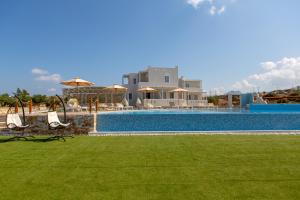 Bazén v ubytovaní Sun and Moon Villas alebo v jeho blízkosti + 37 fotografií