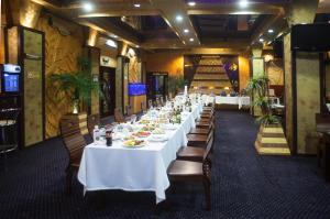 Restaurace v ubytování Отель Фараон