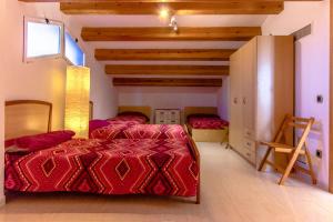 ロダ・デ・バラにあるCasa Montse Baràの木製の天井のベッドルーム1室(ベッド2台付)