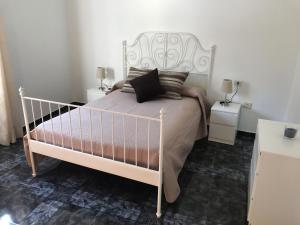 białe łóżko w sypialni z 2 stolikami nocnymi w obiekcie Alojamiento San Antonio w mieście Valle Gran Rey