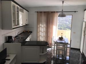 a kitchen with a sink and a table with chairs at Alojamiento San Antonio in Valle Gran Rey