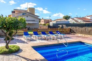 ロダ・デ・バラにあるCasa Montse Baràの青い椅子とスイミングプールを併設しています。