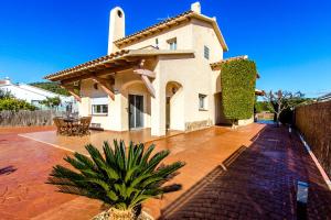 ロダ・デ・バラにあるCasa Montse Baràのレンガ造りのパティオが目の前にある大きな家