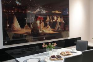 a dining room with a table with a picture of a boat at Apartament Słowiański 150 mtr do Plaży centralnie polożony przy głównej promenadzie in Ustka