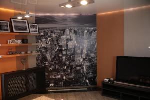 a living room with a wall mural of a city at Apartament Słowiański 150 mtr do Plaży centralnie polożony przy głównej promenadzie in Ustka
