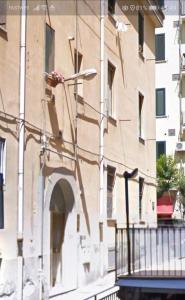 a building with a balcony with a flower pot on it at B&B VICOLO STRETTO in Salerno