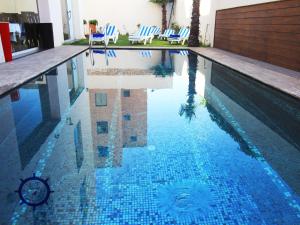 Bazén v ubytování Hotel Cote ocean Mogador nebo v jeho okolí