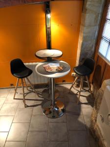 サルラ・ラ・カネダにあるStudio Centre Historique Sarlatのオレンジ色の壁の部屋(テーブル、椅子3脚付)