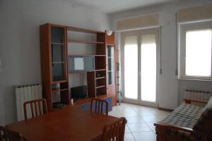 sala de estar con mesa y comedor en La finestra sul parco, en Verona