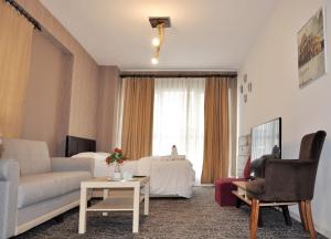uma sala de estar com um sofá e uma cama em KAT11 em Beylikdüzü