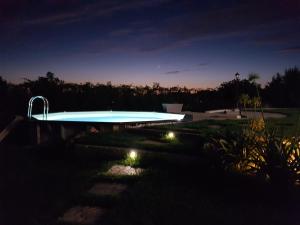 Una piscina en un patio por la noche. en M&A Relax, en Martina Franca 32 fotos más