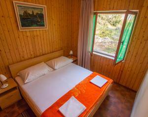Postel nebo postele na pokoji v ubytování Aldos House