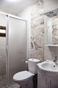 雅麗絲弗里克的住宿－Şahin Motel & Restaurant，白色的浴室设有卫生间和水槽。