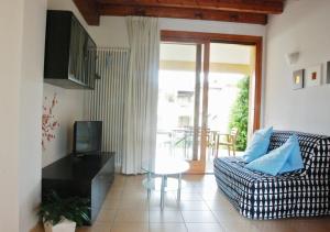 a living room with a couch and a table at Sakura House in Moniga