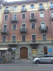 un edificio con un coche aparcado delante en Il nido del Picchio 2, en Turín