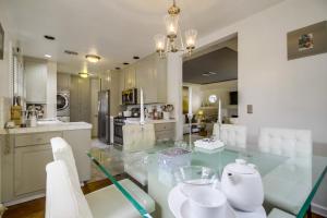 Kuchyň nebo kuchyňský kout v ubytování A Touch of Cape Cod in West Hollywood + 6 fotografií