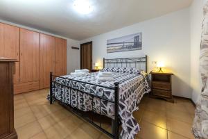 um quarto com uma cama com uma colcha preta e branca em Casa Erika em Palaia