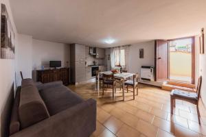 a living room with a couch and a table at Casa Erika in Palaia